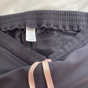 Figs Charcoal Gray Skinny Scrub Pant